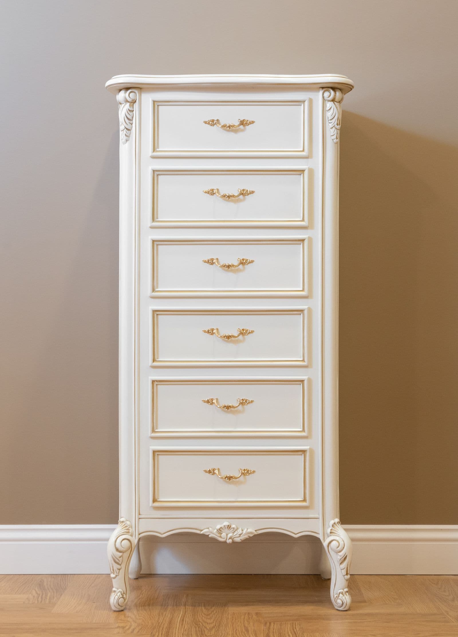 White vintage chest of drawers